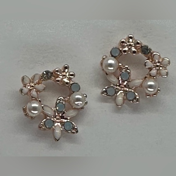 ✨🩵Dainty Rose Gold Flower Pearl & Crystal Wreath Stud Earrings Bridal Gift✨🩵 - Picture 11 of 16